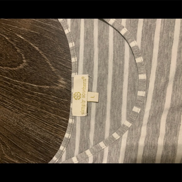 Simply southern shirt. Size:Large. It has cut outs on the shoulders. Grey/white - Picture 3 of 6